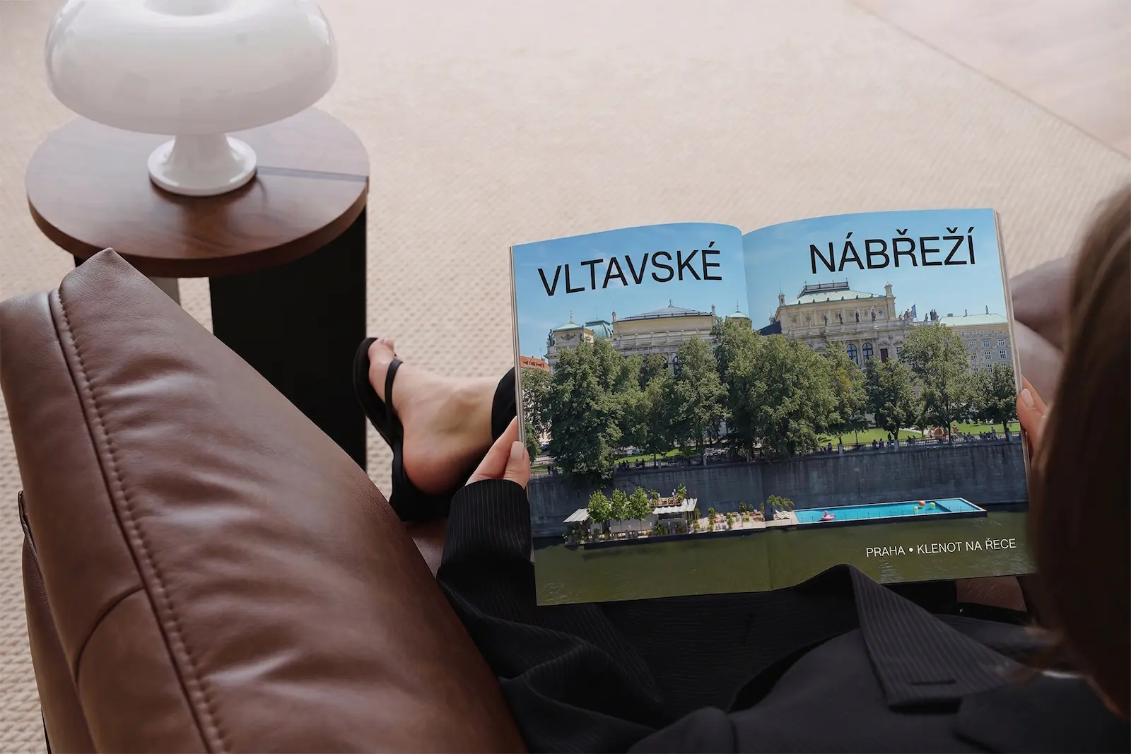 Plovoucí Bazén, letecký záběr s výhledem na Prahu