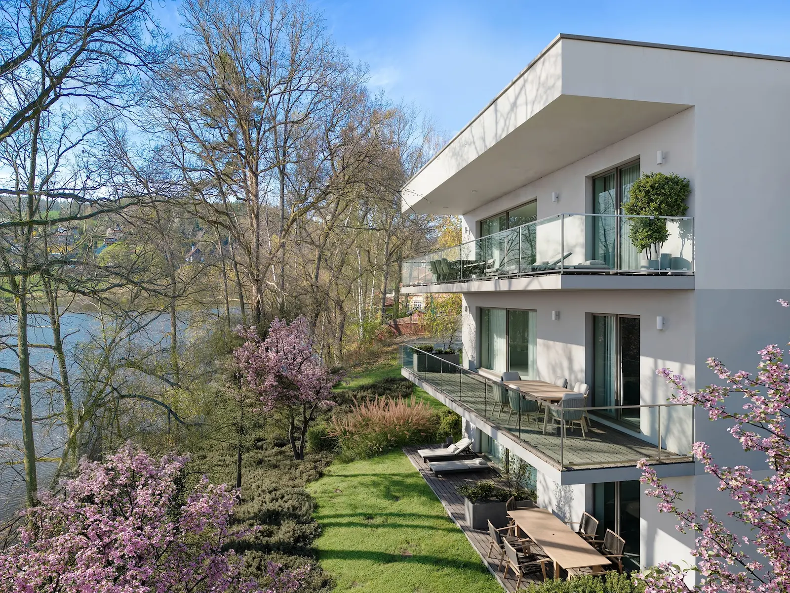 Vila Westfield, exteriér, balkon s výhledem na jezero, vizualizace 02