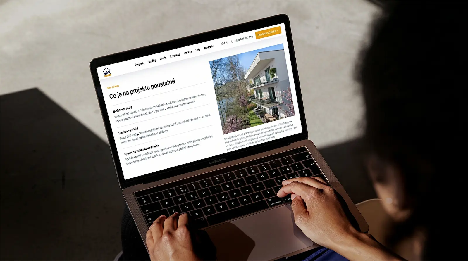 Vila Westfield, mockup webových stránek developera na notebooku